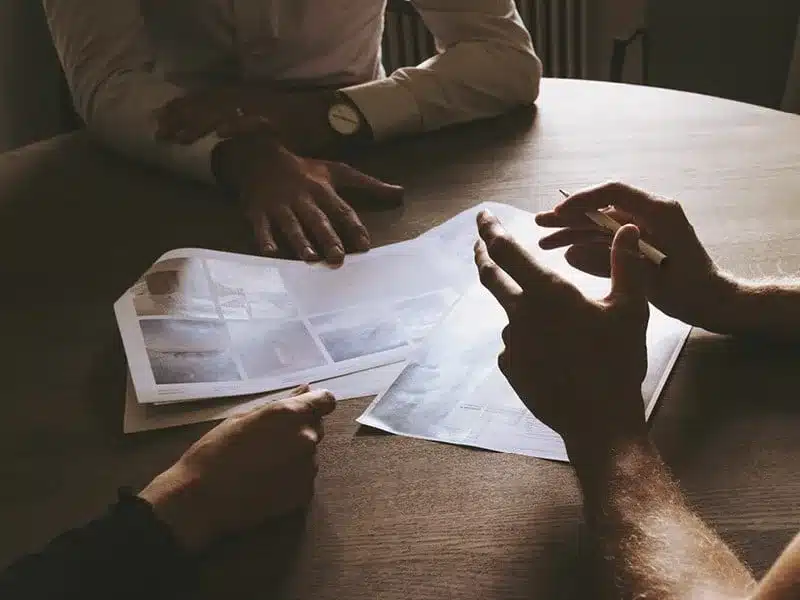 Bespreking van de plannen voor stalen schrijnwerk op maat
