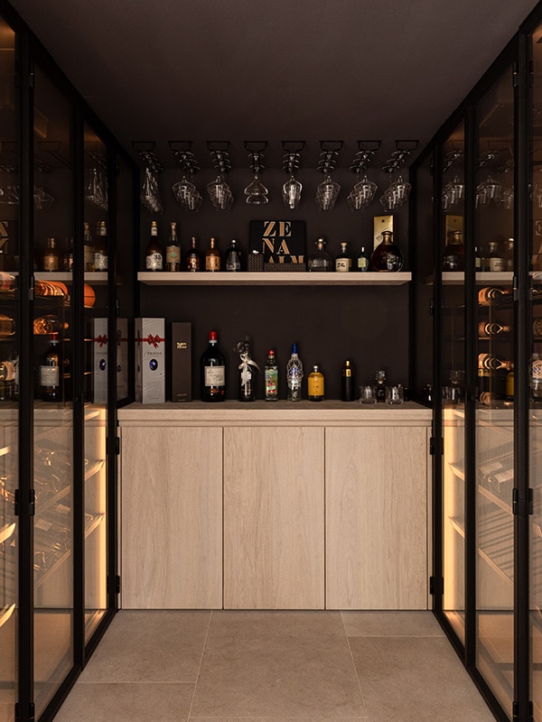 Walk-in wijnkelder met stalen glaswanden aan beide zijden en een verlicht barmeubel met glazenrek achteraan.