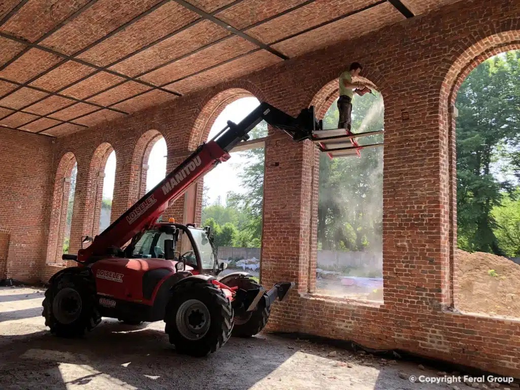 Plaatsing van een XL boograam met een verreiker in de orangerie, onder het houten dakgebinte.