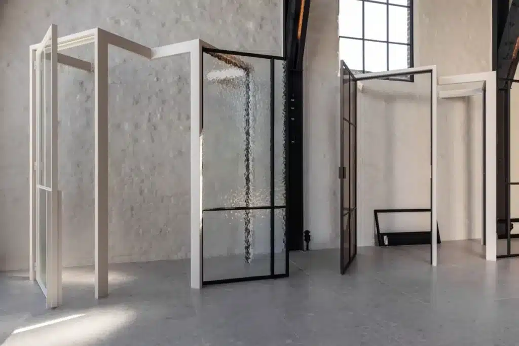 Reeks geopende stalen deuren met verschillende glassoorten, van helder glas tot structuurglas.
