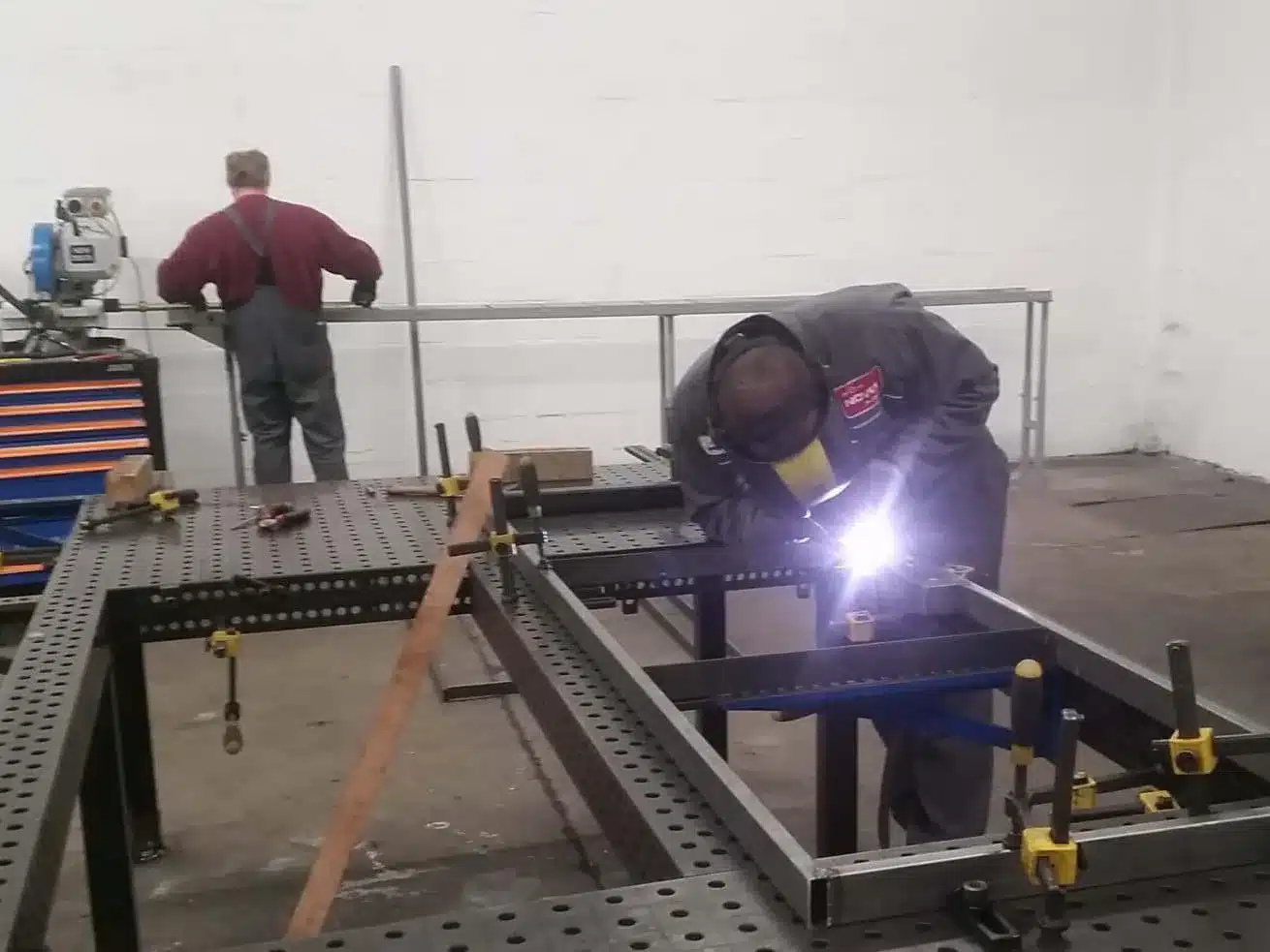 Vakman last stalen profielen aan elkaar op een professionele lastafel